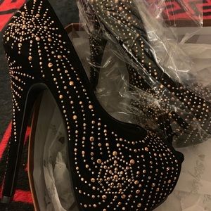 BN BLACK PEEP-TOE PUMPS w/Gold Accents TRIM Sz7